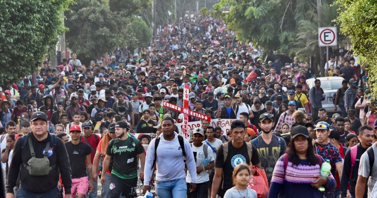 3,000-Strong Migrant Caravan Begins Walking Toward US-Mexico Border | NTD