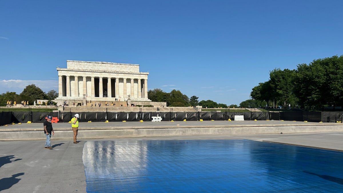 There's a reason the Lincoln Reflecting Pool is the color that it is