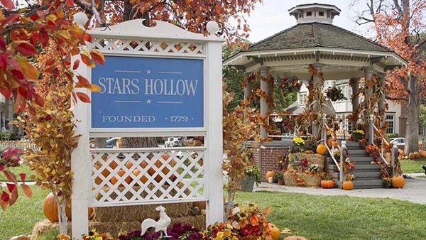 Stars Hollow Gazebo and sign Gilmore Girls | rmrk*st | Remarkist Magazine