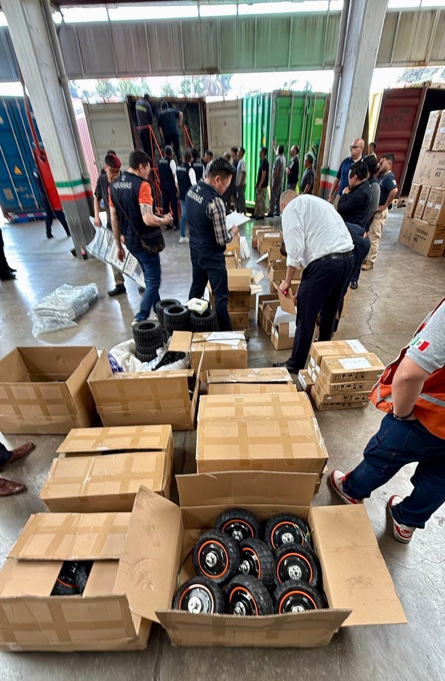 La agencia aduanal de México decomisó bocinas, patines eléctricos, moto-scooters, bicicletas, taladros, gatos hidráulicos, juguetes, mochilas, ropa y sillas ejecutivas en la aduana de Pantaco, Ciudad de México. Foto: ANAM en X https://x.com/AduanasMx/status/1899123166464856173 La agencia aduanal de México decomisó bocinas, patines eléctricos, moto-scooters, bicicletas, taladros, gatos hidráulicos, juguetes, mochilas, ropa y sillas ejecutivas en la aduana de Pantaco, Ciudad de México. Foto: ANAM en X https://x.com/AduanasMx/status/1899123166464856173