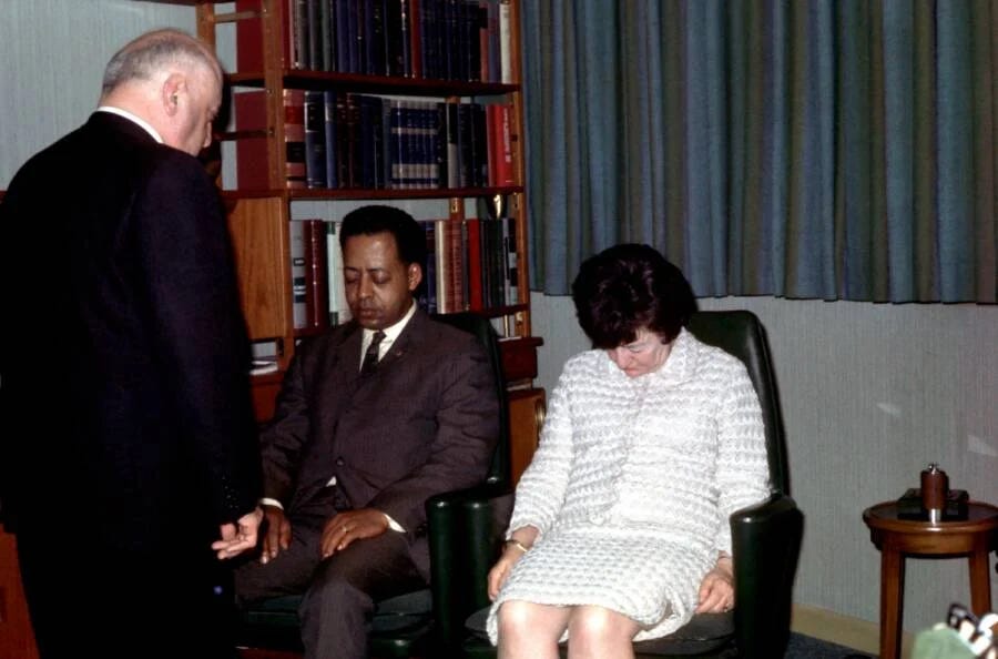 Dr. Benjamin Simon conducting hypnosis therapy on Betty and Barney Hill.