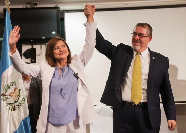 Bernardo Arévalo, derecha, celebra con su compañera de fórmula, Karin Herrera, en Ciudad de Guatemala el domingo.