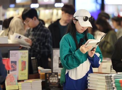 Text Hip Trend Lifts Youth Reading Rates