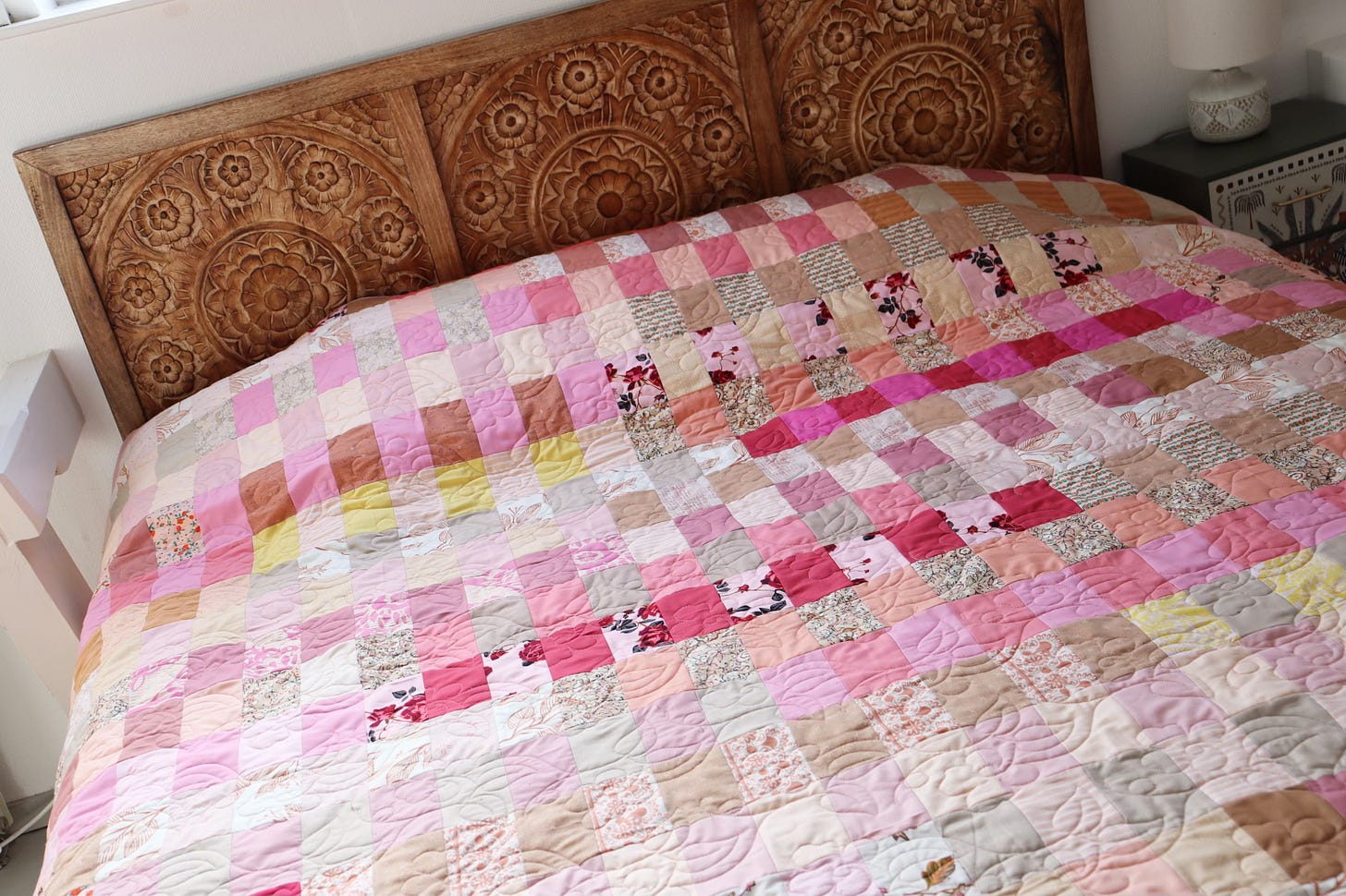 Quilt Using Coin Pattern Roșie Coin quilt - by Rachel LaBour - stitched in color