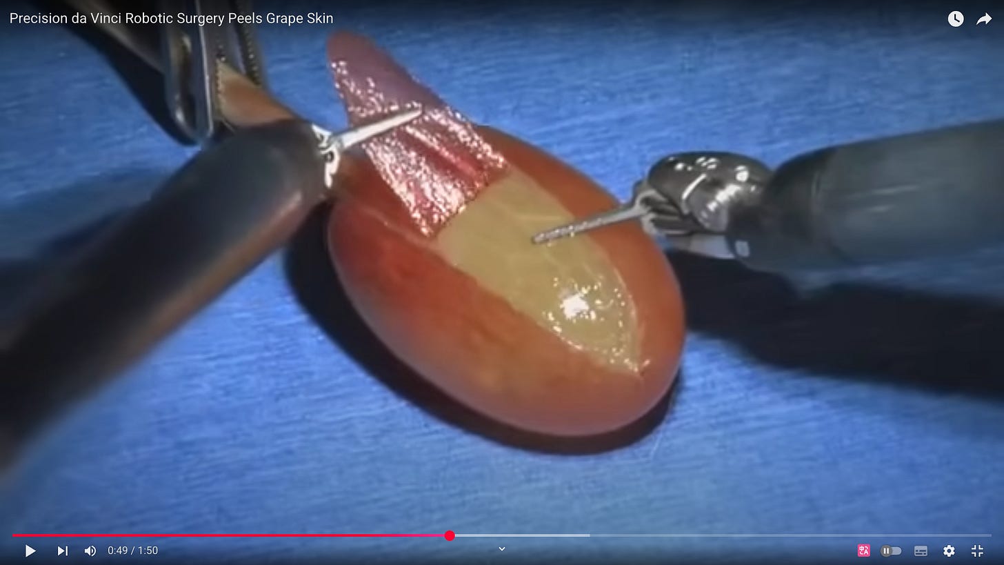 使用達文西手術系統為一顆葡萄剝皮，Source: YouTube