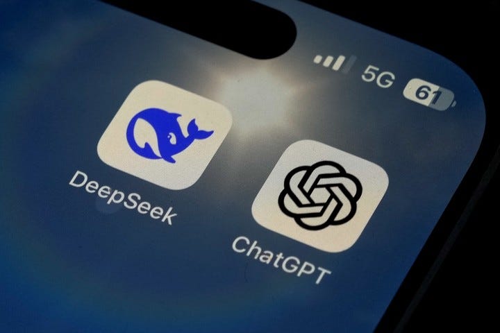ChatGPT y DeepSeek, modelos de IA con chatbots que le comen mercado a Google. Foto AP