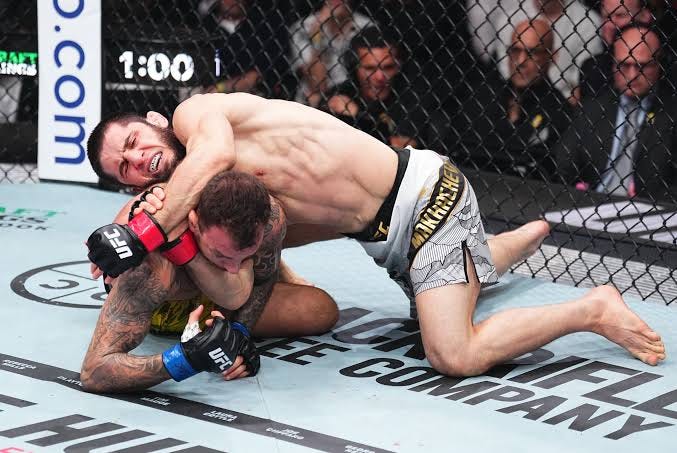 Islam Makhachev mauls Renato Moicano, finishes with first-round D'arce  choke in UFC 311 main event | MMA Fighting