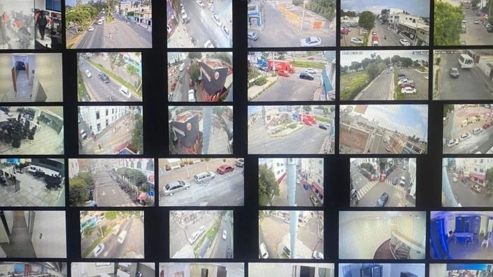 Imágenes del supuesto centro de videovigilancia clandestino en Ecatepec, Estado de México, divulgadas el 31 de julio de 2025.