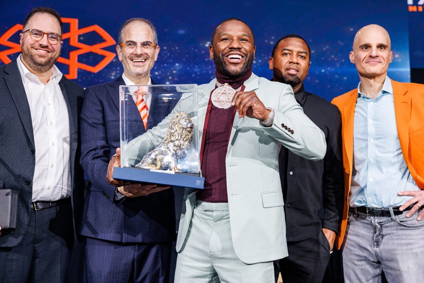 Floyd Mayweather receiving the United Hatzalah Champion of Israel award with Eli Beer and Mark Gerson Floyd Mayweather receiving the United Hatzalah Champion of Israel award with Eli Beer and Mark Gerson