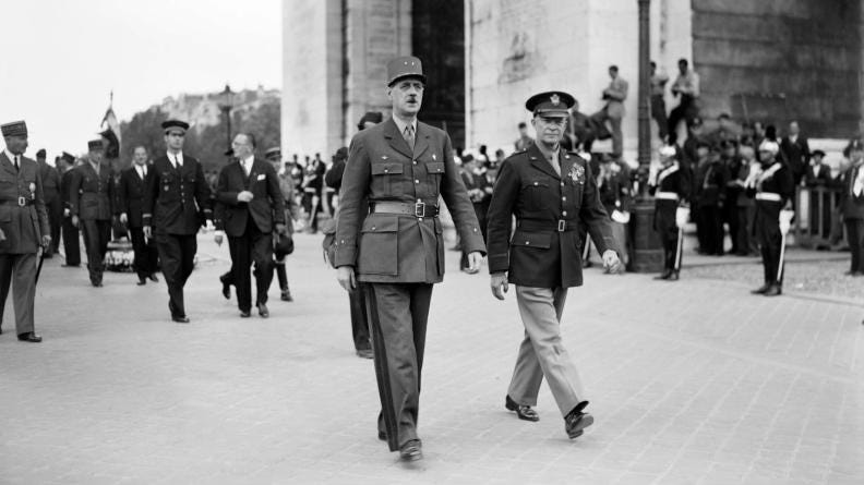 Le général de Gaulle et le général Eisenhower défilent dans Paris le 8 mai 1945