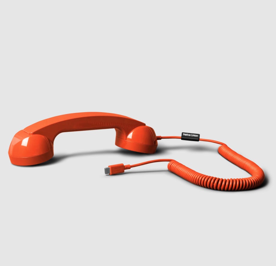 Oranžové telefonní sluchátko s USB-C. konektorem