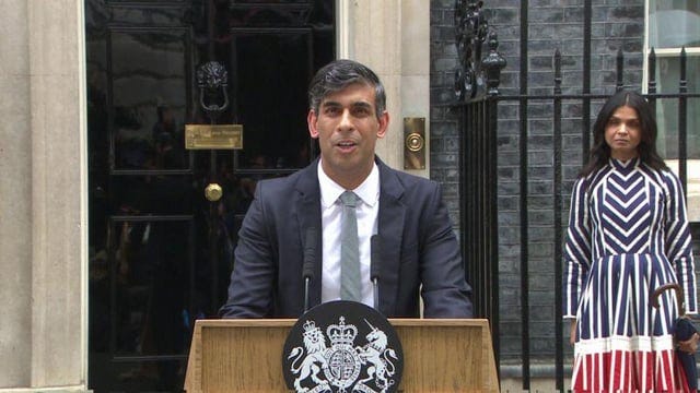 Rishi Sunak makes a speech outside 10 Downing Street after a historic loss : r/pics Rishi Sunak makes a speech outside 10 Downing Street after a historic loss : r/pics