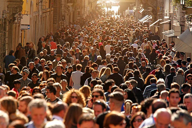 Crowd Of People Walking On Street In Downtown Rome Sunlight Stok  Fotoğraflar & Kalabalık - Kişi sayısı'nin Daha Fazla Resimleri - iStock