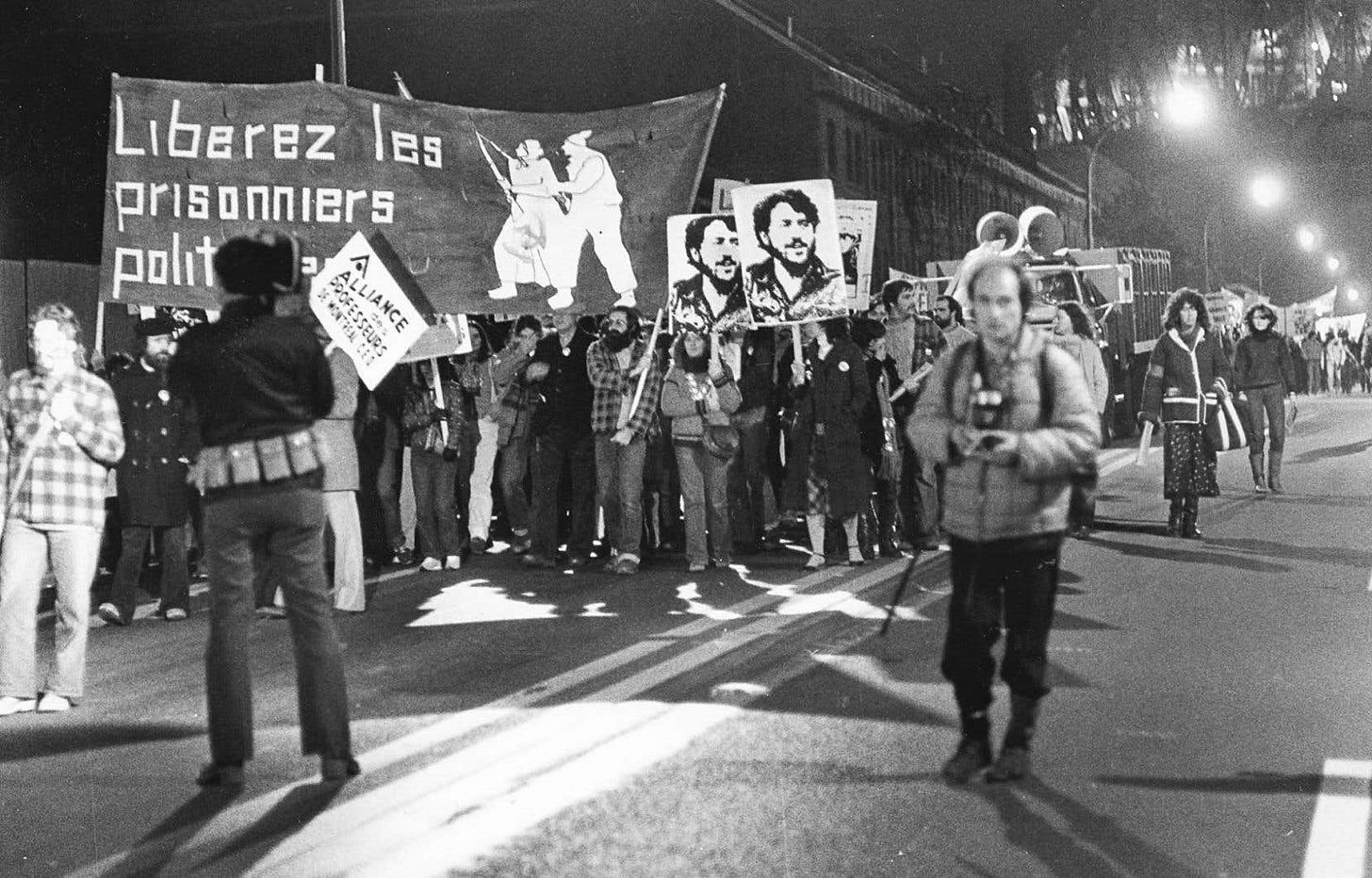 Lorsqu’il s’agit de parler de l’indépendance du Québec, la minorité opprimée passe rapidement du rôle de héros civique à celui d’extrémiste violent, estime l'auteur.