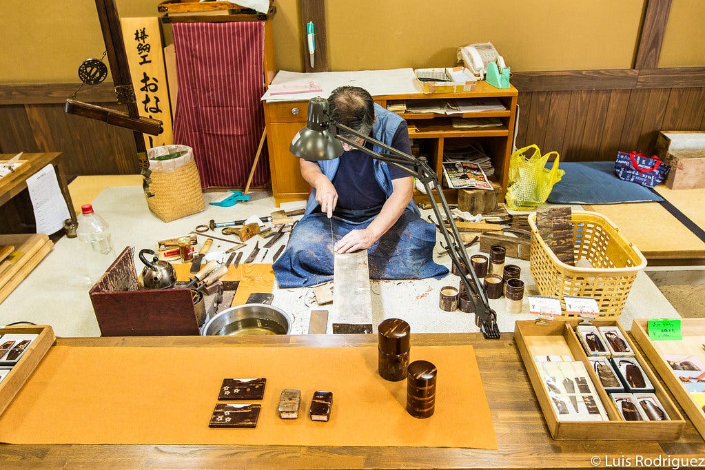 Artesano trabajando la corteza del cerezo