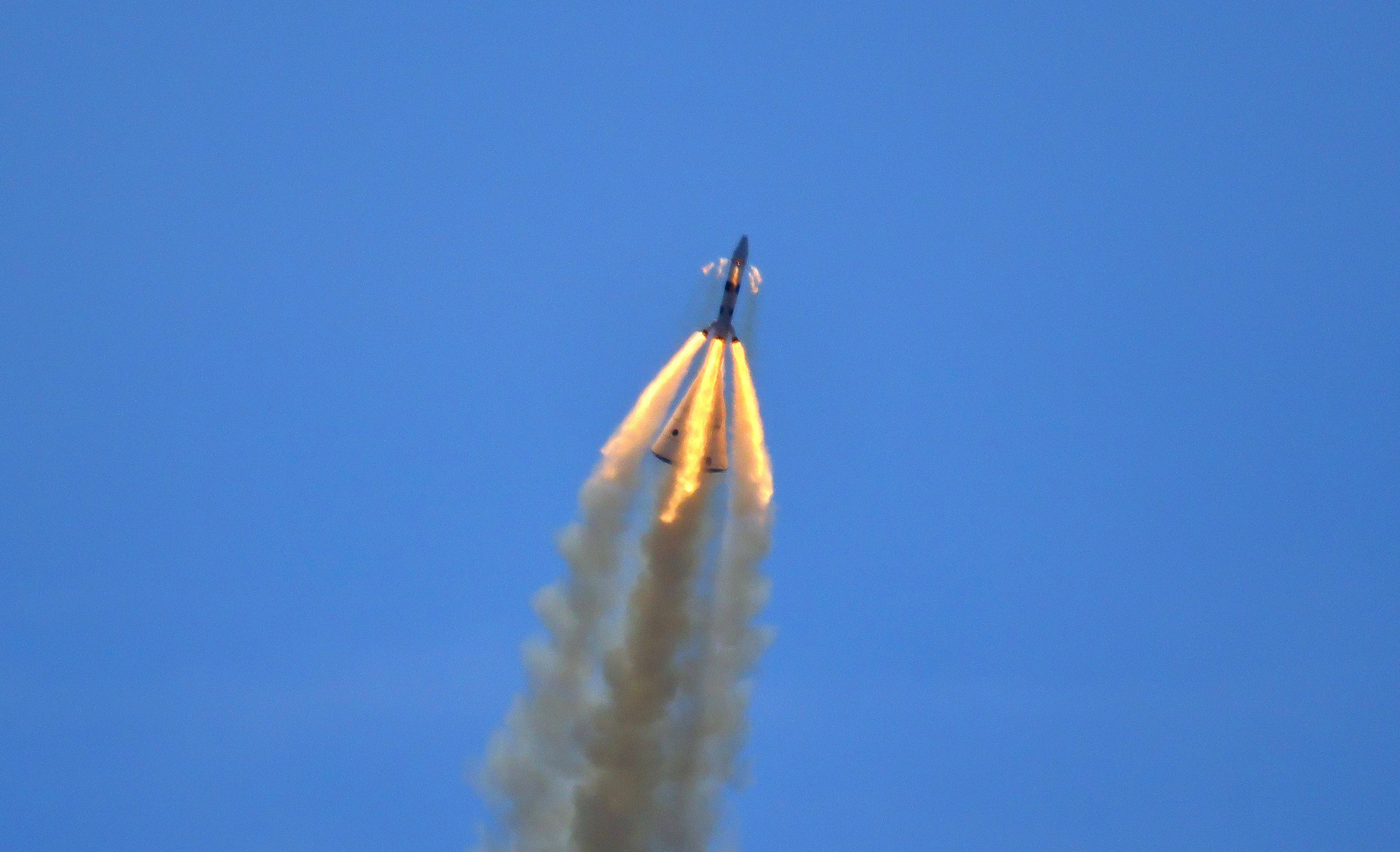 The Mengzhou capsule in-flight under the power of its launch escape system.