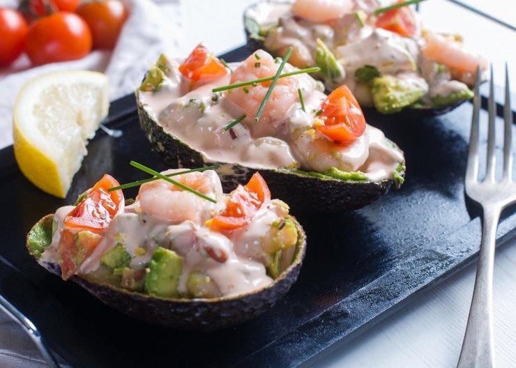 Aguacates rellenos con gambas y salsa rosa