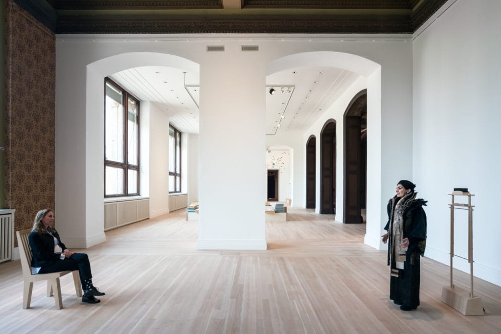 《聲之綻》在 Gropius Bau 展出,疫情時期加入安全距離與防護安排|來源:Laura Fiorio / Artnet News 《聲之綻》在 Gropius Bau 展出,疫情時期加入安全距離與防護安排|來源:Laura Fiorio / Artnet News