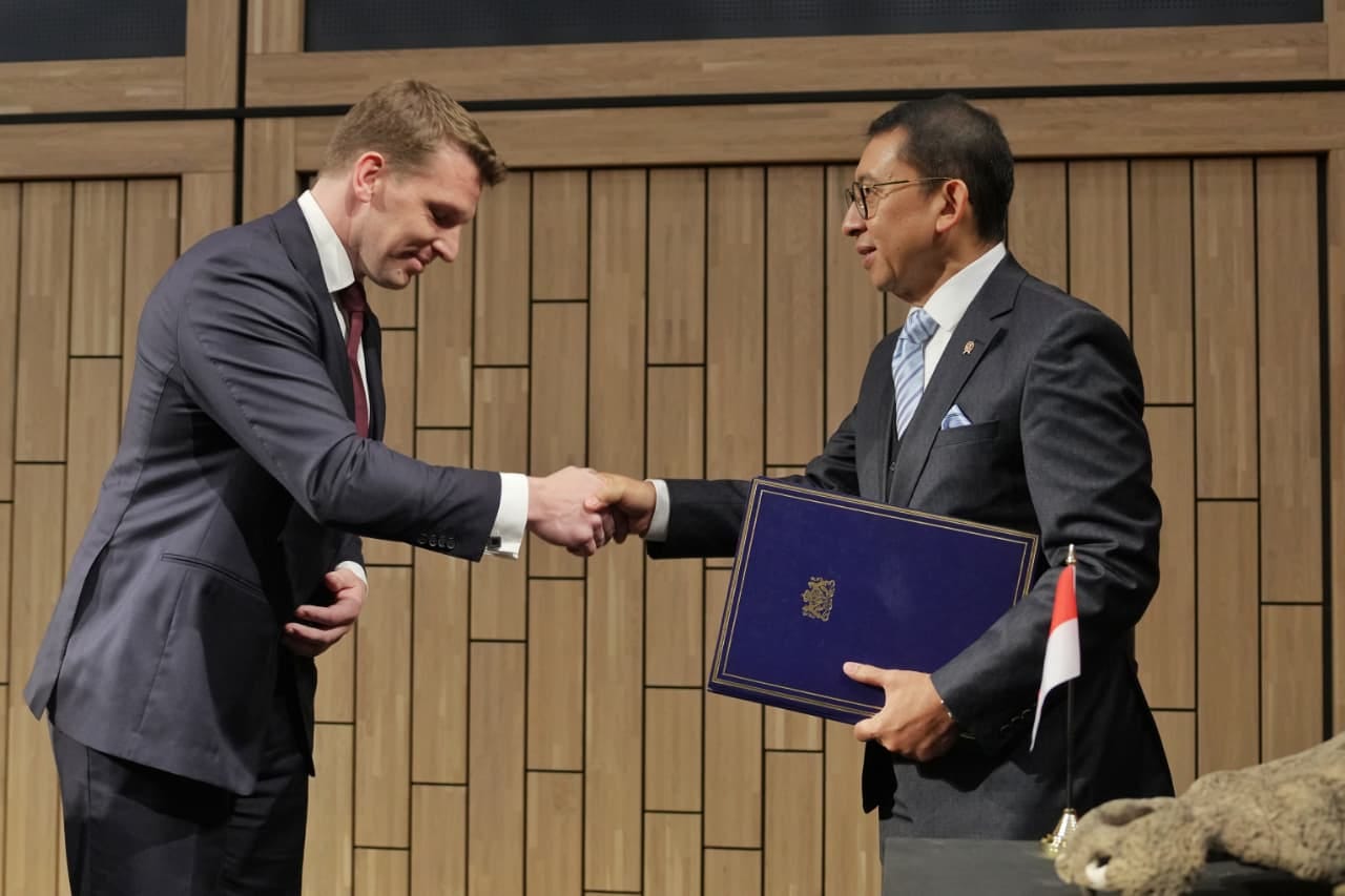 "Indonesian and Dutch officials at Naturalis Museum, Leiden, during the handover of the Dubois Collection fossils to Indonesia." "Indonesian and Dutch officials at Naturalis Museum, Leiden, during the handover of the Dubois Collection fossils to Indonesia."