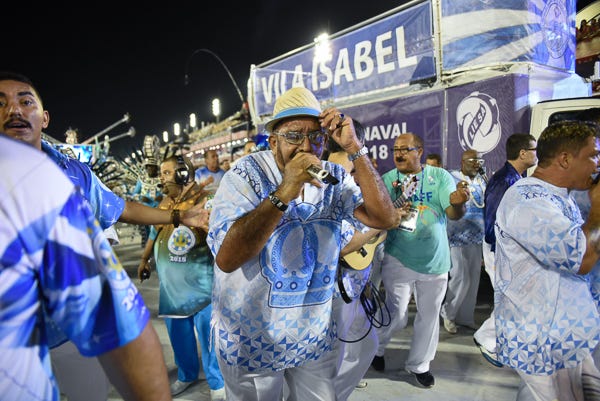 Vila Isabel 2018: Escola 'gira nas voltas da Avenida' em desfile repleto de efeitos - SRzd Vila Isabel 2018: Escola 'gira nas voltas da Avenida' em desfile repleto de efeitos - SRzd