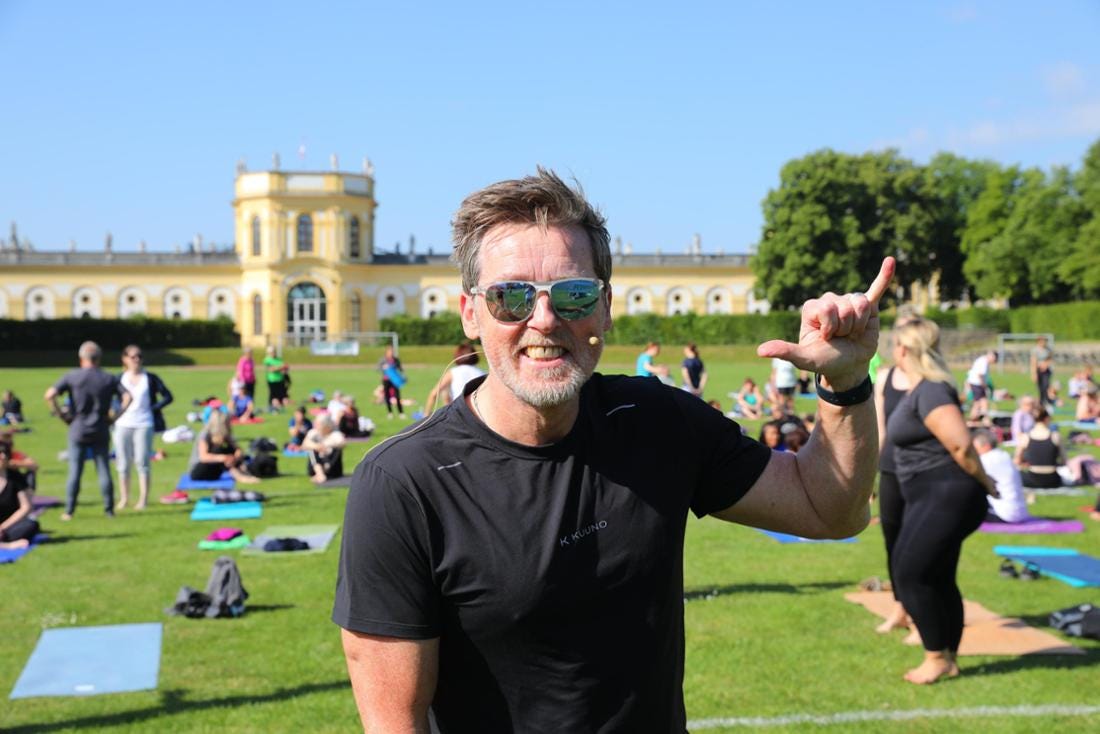 Yoga gelebt: Lars Tabert war Eishockeyprofi und Versicherungskaufmann. Seine Leidenschaft aber gehörte dem Yoga – so wie hier bei der Eröffnung des HNA-Yogasommers auf der Kasseler Hessenkampfbahn.