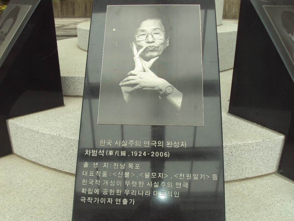 A black and white photo of a person

AI-generated content may be incorrect.