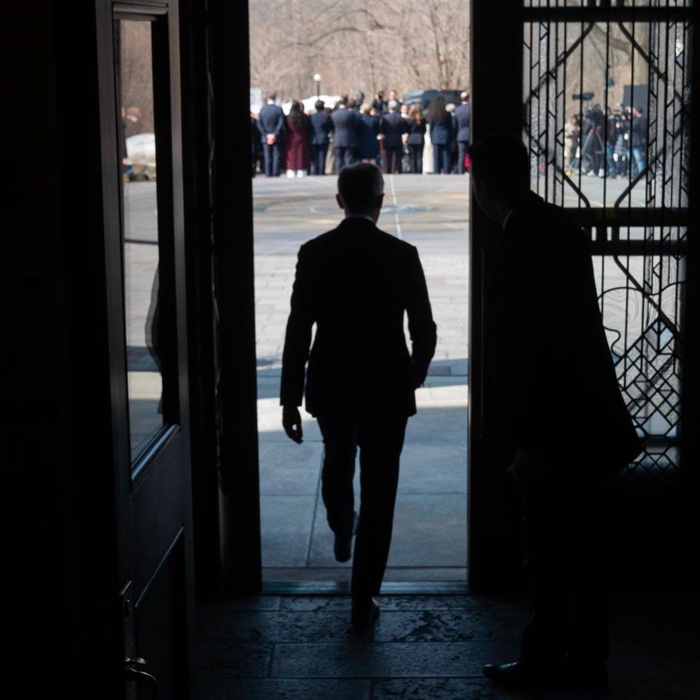 Le Premier ministre Mark Carney se dirige vers les journalistes à Rideau Hall.