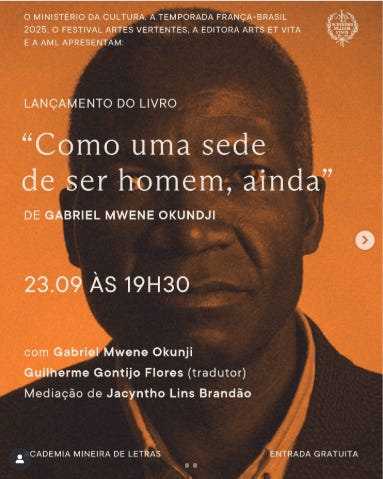 #descrevemospravocê  O card divulga o lançamento do livro Como uma sede de ser homem, ainda, de Gabriel Mwene Okundji. O evento acontece no dia 23 de setembro, às 19h30, na Academia Mineira de Letras, com entrada gratuita. Participam o autor Gabriel Mwene Okundji, o tradutor Guilherme Gontijo Flores e o mediador Jacynto Lins Brandão. A realização é do Ministério da Cultura, da Temporada França-Brasil 2025, do Festival Artes Vertentes, da Editora Artes Et Vita e da Academia Mineira de Letras.  A imagem tem fundo em tom alaranjado com a fotografia em preto e branco de Gabriel Mwene Okundji ocupando quase todo o espaço. Ele aparece em retrato frontal, com olhar voltado para a câmera e expressão neutra. O texto do convite está distribuído sobre a imagem em letras brancas, com alguns nomes destacados em laranja. No topo, no canto direito, está o brasão da Academia Mineira de Letras em branco. Na base do card, também em branco, aparecem as palavras “Academia Mineira de Letras” e “Entrada gratuita”.