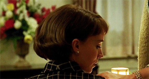 gif: Carol toca o ombro de Therese, que o olha de canto e parece suspirar