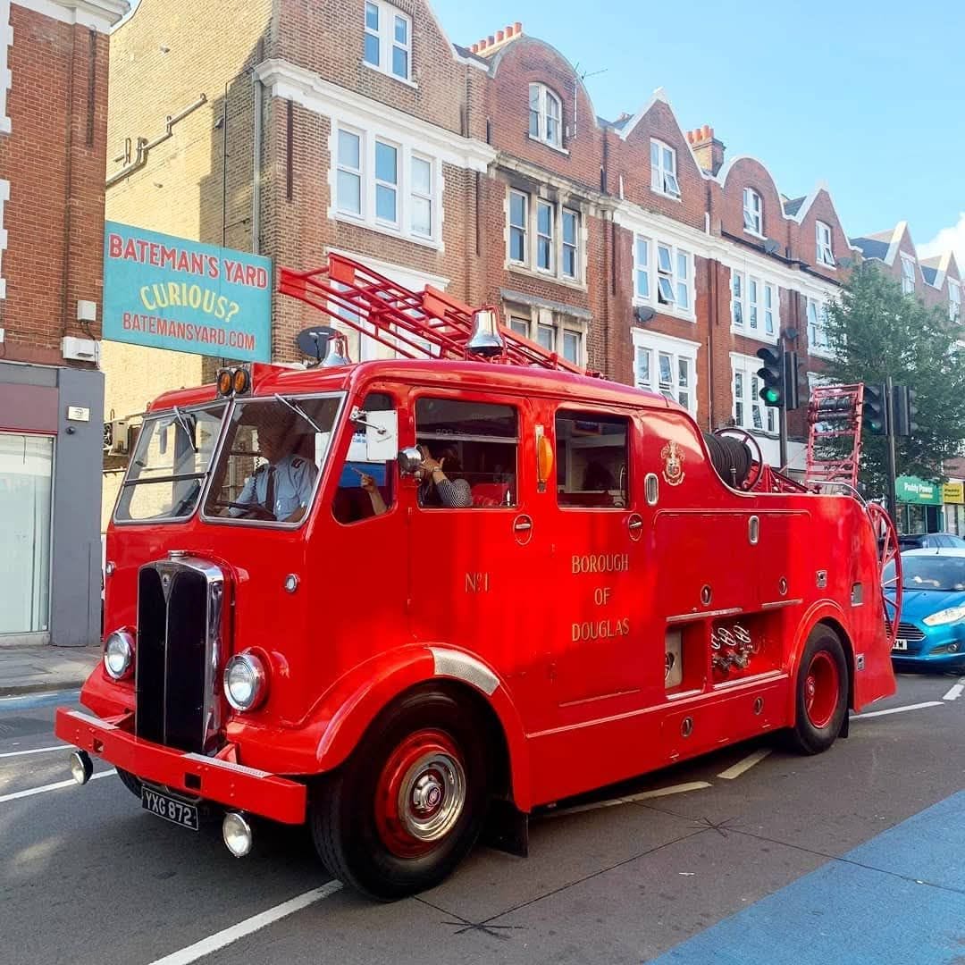 May be an image of text that says "f I BATEMAN'S CURIOUS? YARD BATEMANSYARD COM 0 NI BOROUGH OF DOUGLAS YKG872"