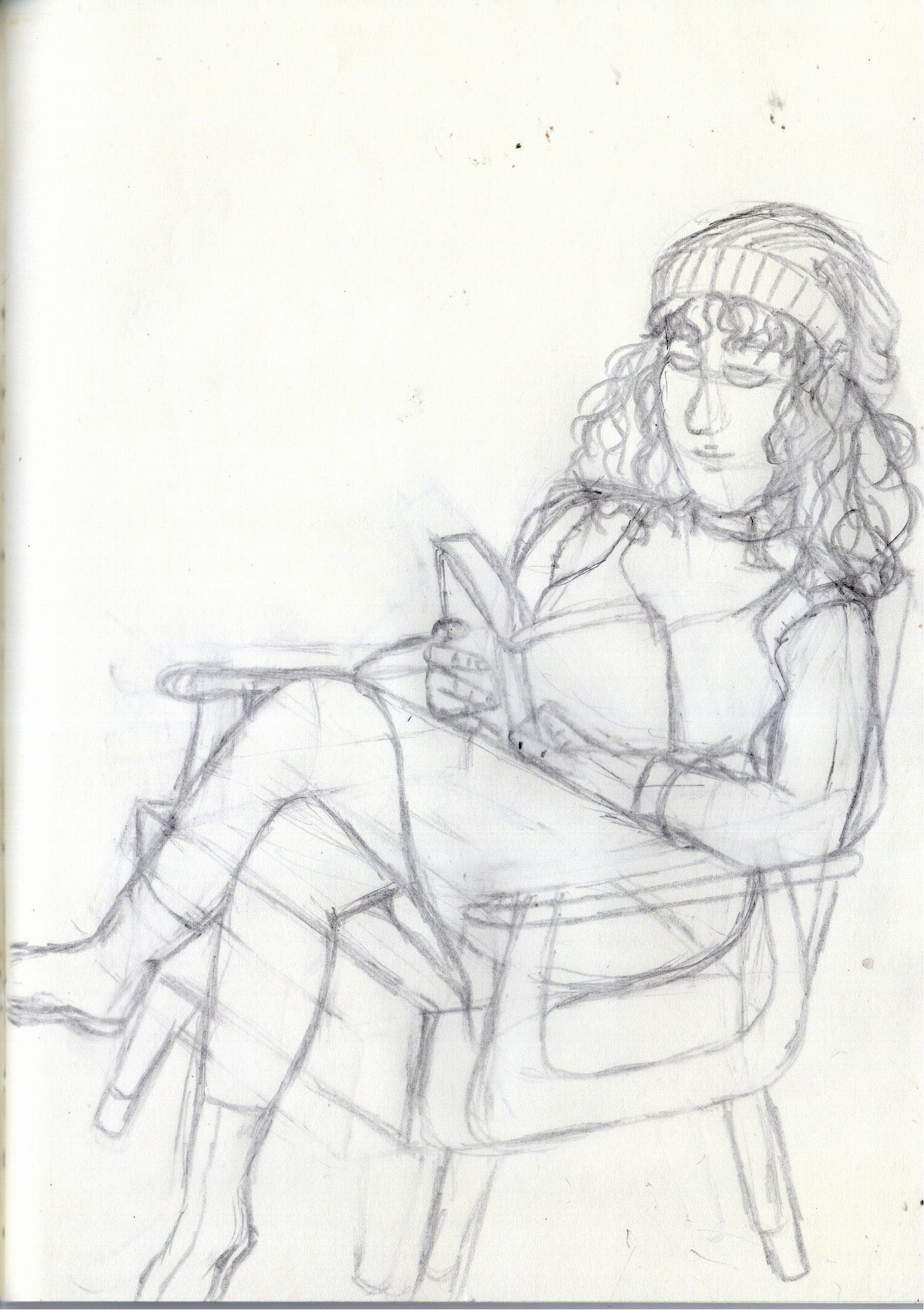 Este desenho mostra uma pessoa sentada em uma cadeira, lendo um livro. Trata-se de um esboço artístico feito a lápis. A figura está usando um gorro e roupas confortáveis. O estilo do desenho foca na pose relaxada da pessoa.