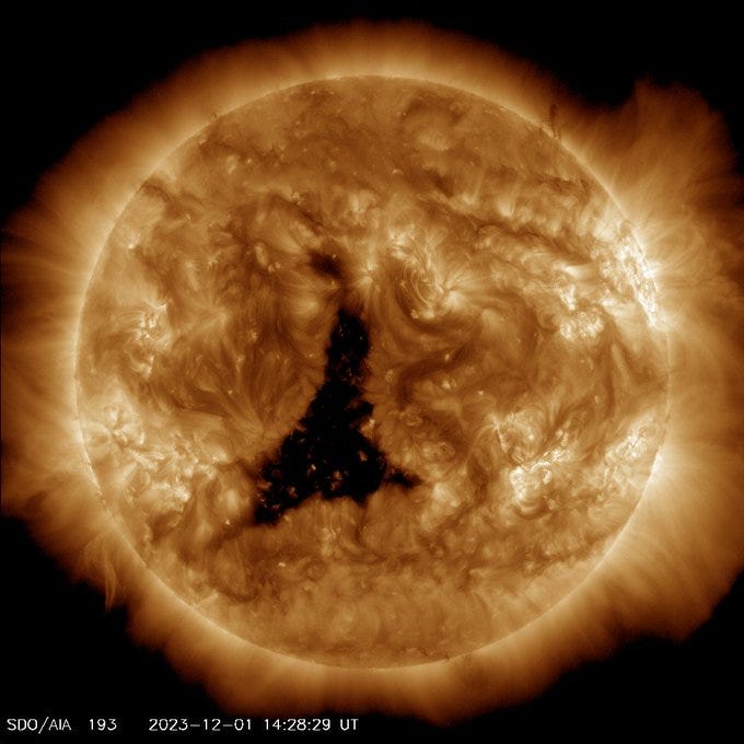 O sol continua a ter um enorme buraco coronal, 12 horas depois.
