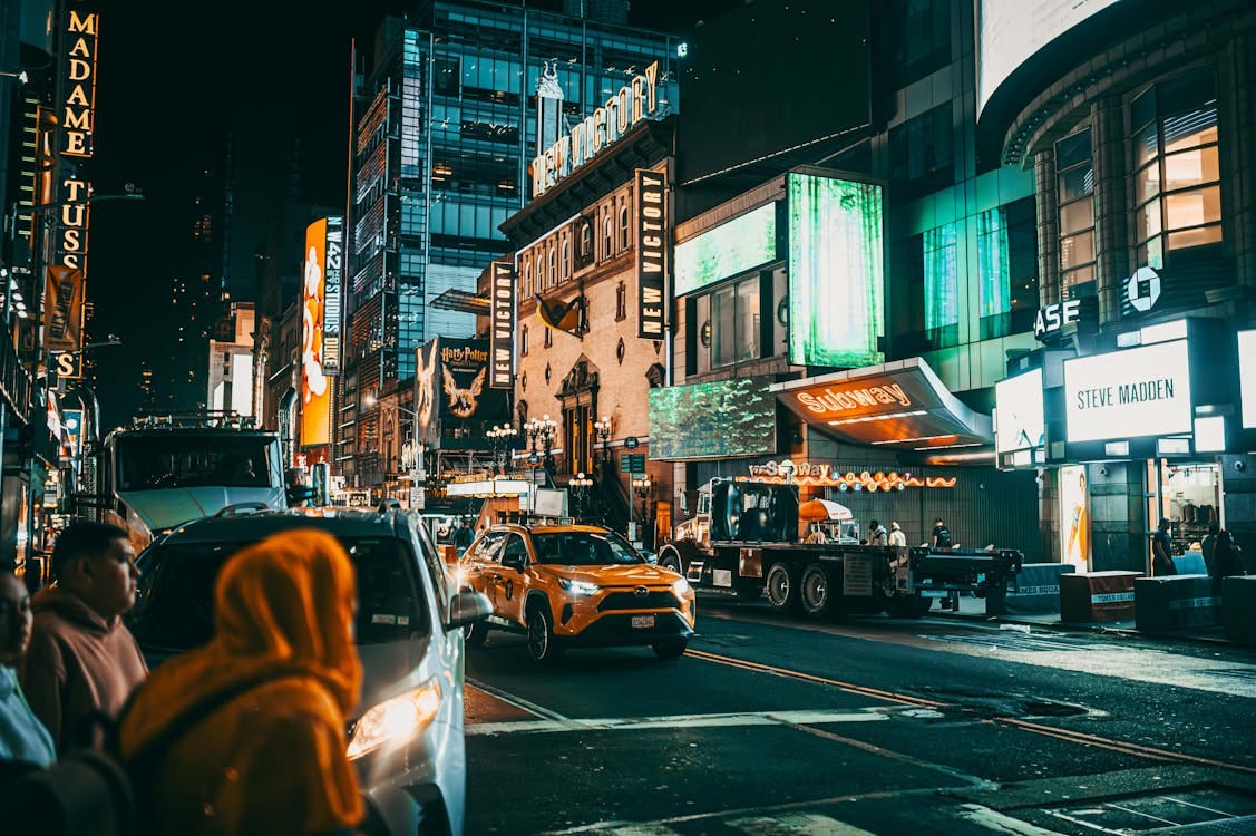 87b64d59-9dc7-45de-8c64-497378c9b76f/1756293381370-free-photo-of-illuminated-street-in-new-york-city-at-night.jpeg