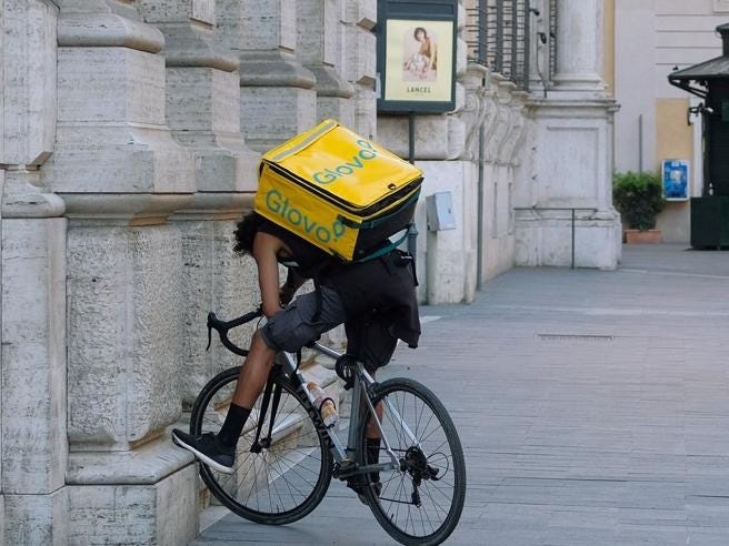 Il Piemonte estende ai rider l'ordinanza anti-caldo. «A pranzo lavorano  solo se le aziende forniranno acqua e sali minerali» | Corriere.it