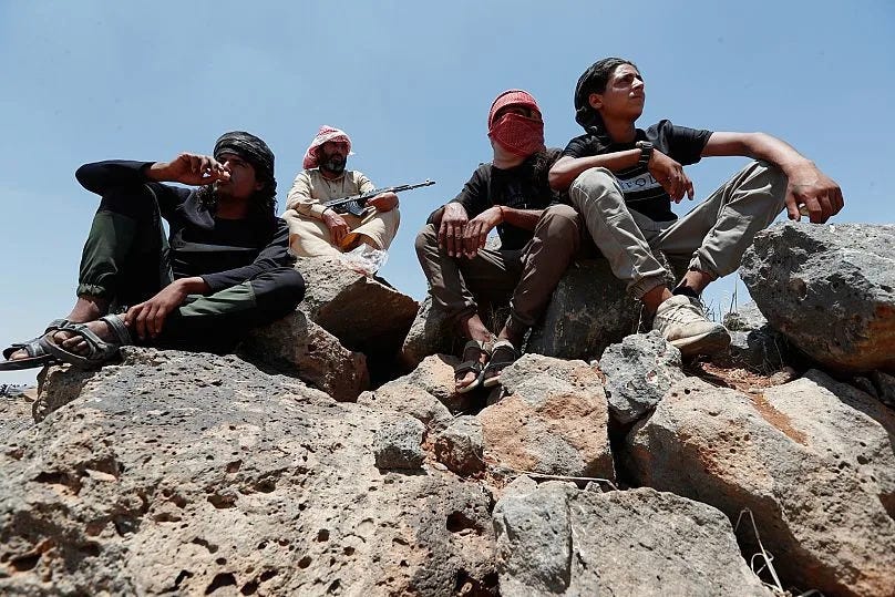 Combatientes beduinos se reúnen mientras las fuerzas de seguridad del Gobierno sirio les impiden entrar en la provincia de Sueida, 20 de julio de 2025. Combatientes beduinos se reúnen mientras las fuerzas de seguridad del Gobierno sirio les impiden entrar en la provincia de Sueida, 20 de julio de 2025.