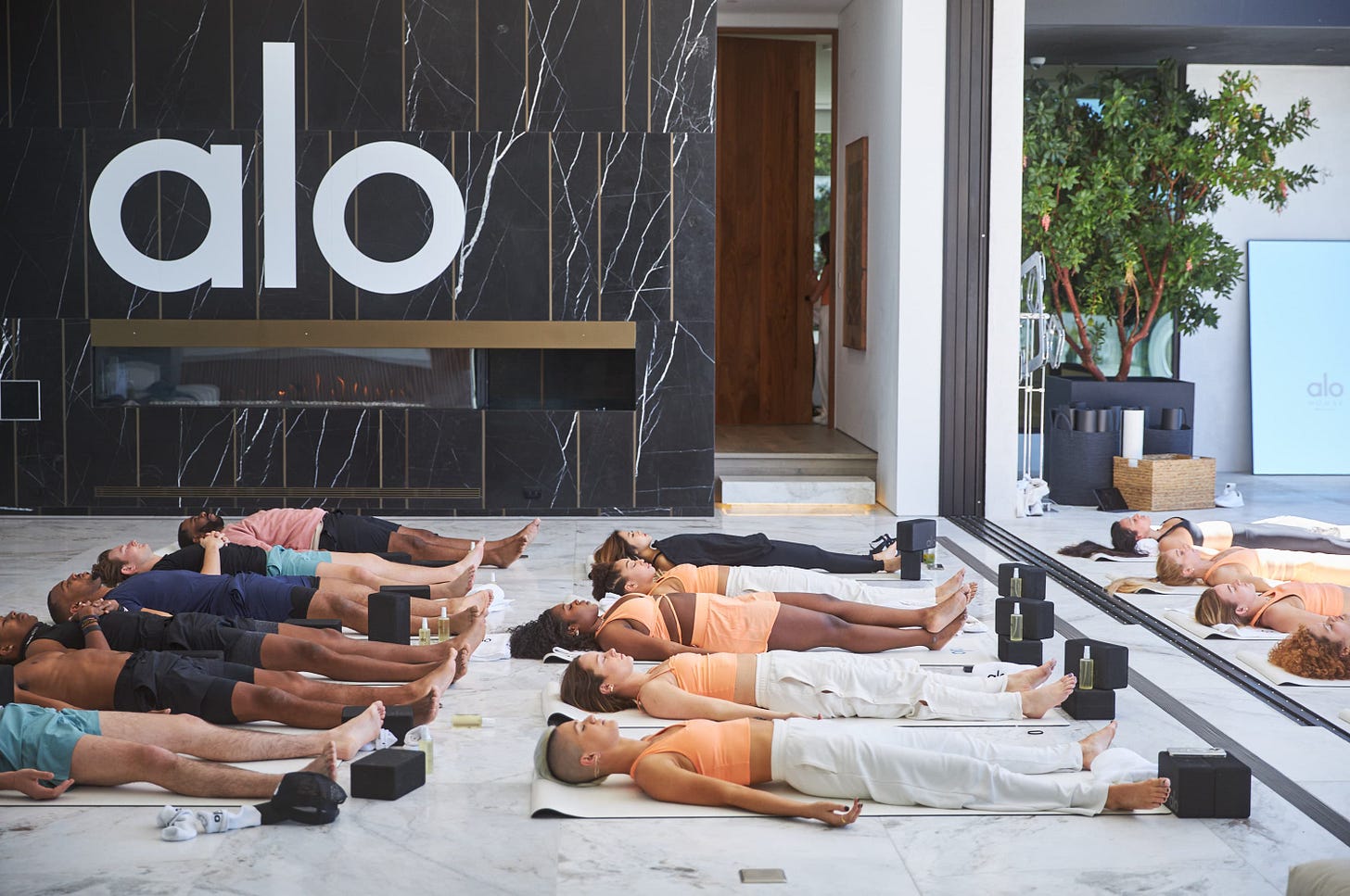 Dip Your Toes Into The First-Ever Alo Wellness House | Alo Yoga Dip Your Toes Into The First-Ever Alo Wellness House | Alo Yoga
