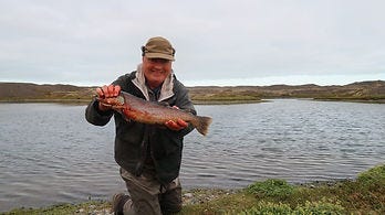 Valli með óvæntan urriða úr Óvæntavatni.