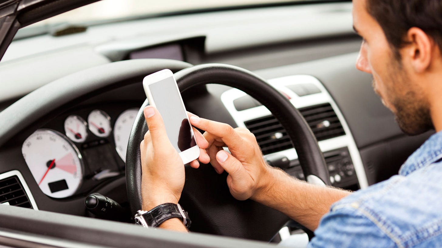 Siete de cada diez personas usan el celular mientras conducen - Infobae