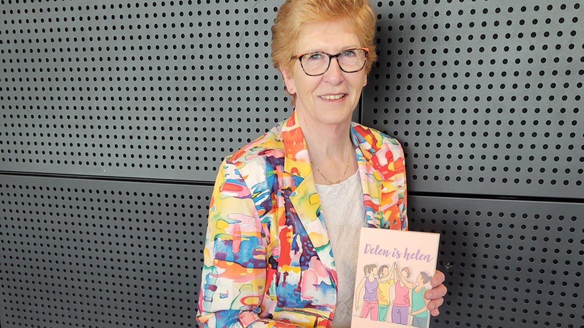 Leonie Groosman met haar boek 'Delen is helen'