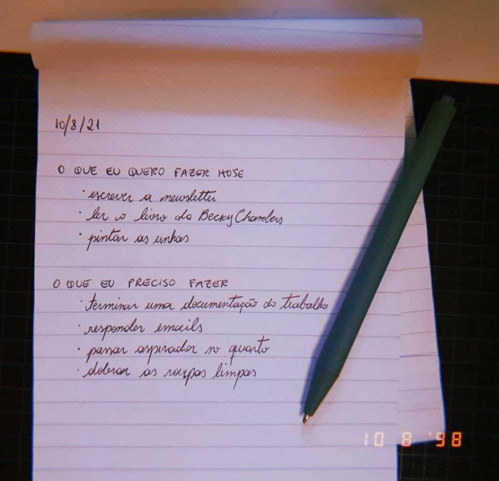 uma folha de caderno simples com a minha lista meio desfocada