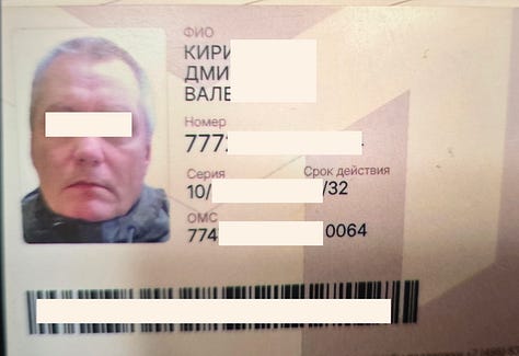 Dëshmia #1 – Faqe identifikimi ruse: Dokument identifikimi i Federatës Ruse me të dhëna biografike dhe elemente sigurie, pjesë e materialit të shqyrtuar nga redaksia. | Dëshmia #2 – Faqe pasaporte bjelloruse Dokumenti A: Faqe biografike e Republikës së Bjellorusisë me elemente standarde shtetërore dhe fusha vlefshmërie, të dhënat sensitive janë redaktuar. | Dëshmia #3 – Faqe pasaporte bjelloruse Dokumenti B: Dokument i dytë bjellorus me shkrime në alfabet cirilik dhe latin, që përforcon modelin e identiteteve ndërkufitare. | Dëshmia #4 – Patentë bjelloruse: Leje drejtimi e lëshuar nga autoritetet e Bjellorusisë, pjesë e të njëjtit set dokumentesh identifikimi. | Dëshmia #5 – Patentë shqiptare: Leje drejtimi e Republikës së Shqipërisë, që lidh zinxhirin e lëvizjes ndërmjet Shqipërisë dhe Kosovës. | Dëshmia #6 – Faqe shtesë pasaporte dhe elemente verifikimi: Zona e lexueshme me makinë dhe vulat zyrtare konfirmojnë tipare autentike të dokumenteve të udhëtimit. Të gjitha të dhënat personale janë redaktuar nga redaksia.