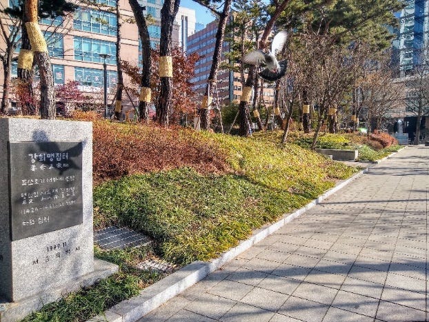 A stone sign in a park

AI-generated content may be incorrect.