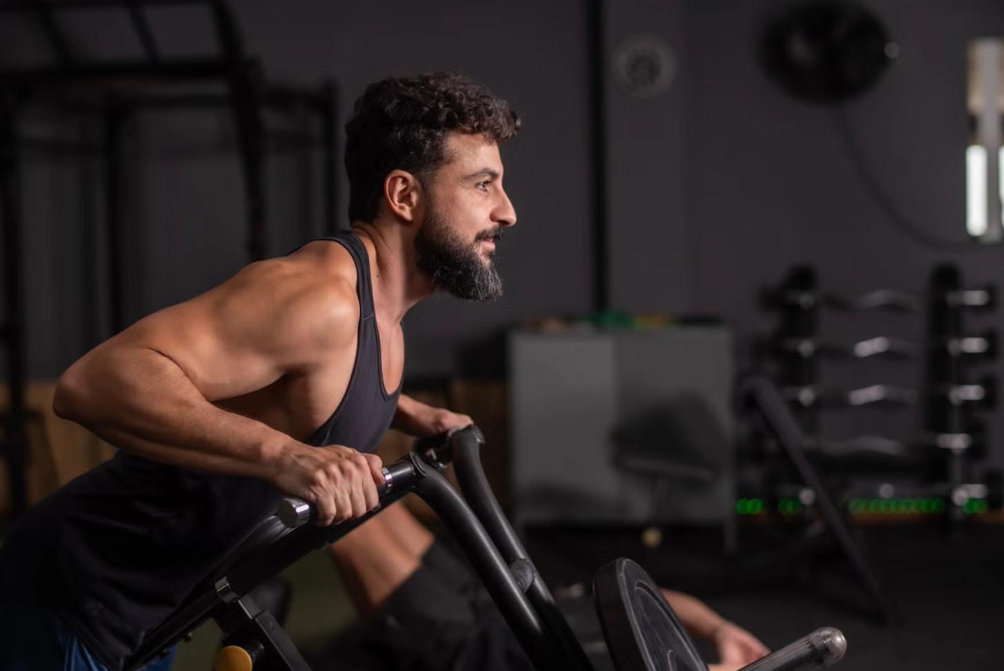 A man performing a back exercise in the gym, focusing on strength, posture and upper-body muscle development. A man performing a back exercise in the gym, focusing on strength, posture and upper-body muscle development.