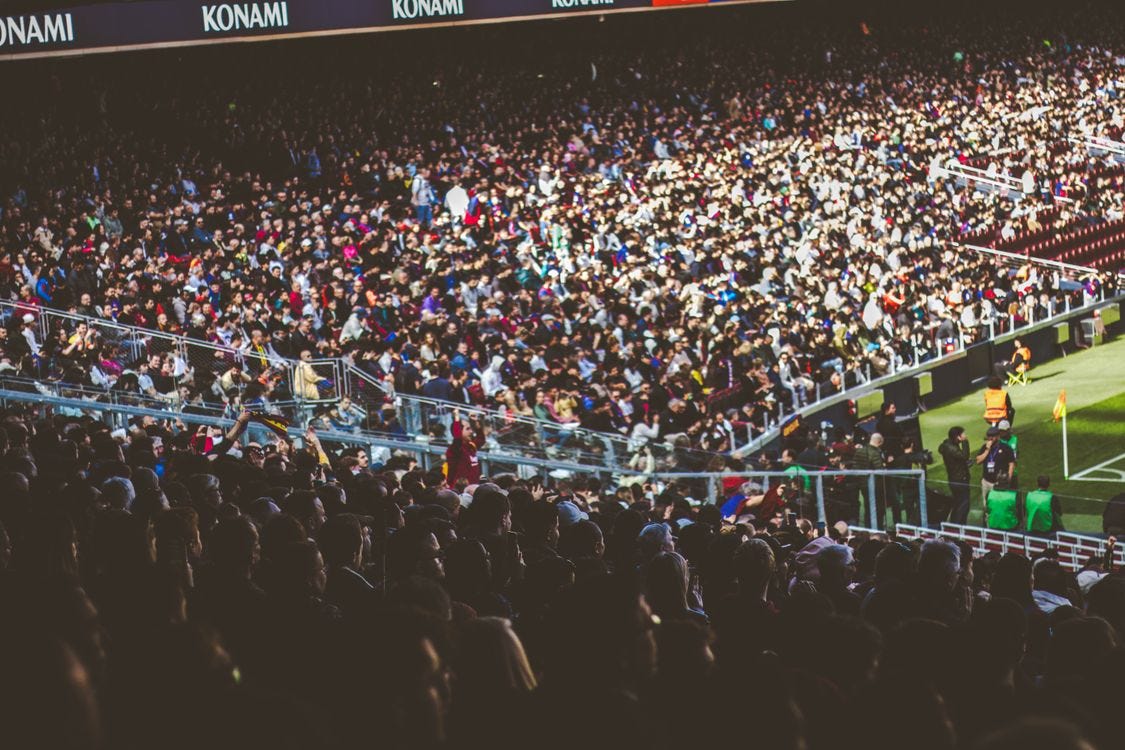 Estadio lleno de aficionados al fútbol Estadio lleno de aficionados al fútbol
