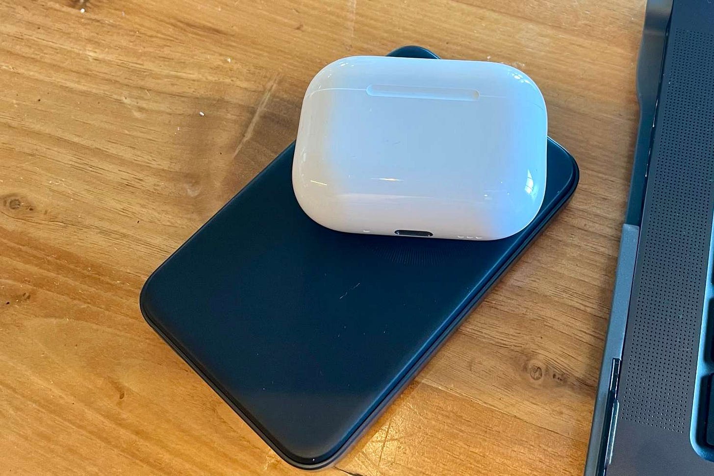 MagSafe battery packs charge AirPods — Image via Séamus Bellamy MagSafe battery packs charge AirPods — Image via Séamus Bellamy