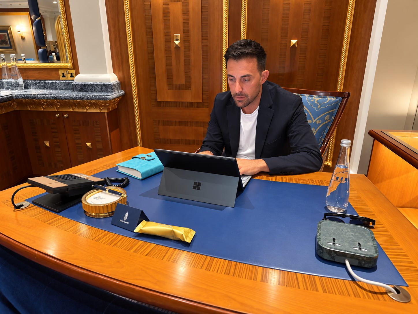 Una foto di Mattia Ferro al computer al Burj Al Arab Una foto di Mattia Ferro al computer al Burj Al Arab
