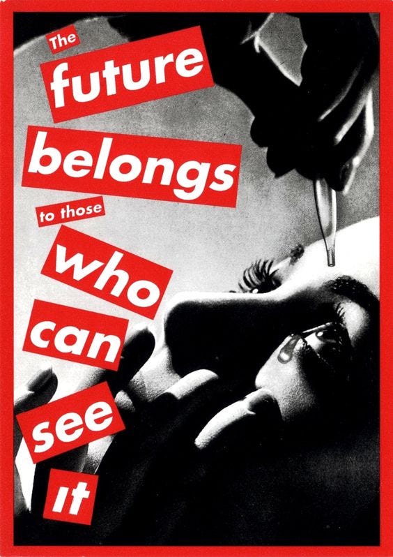obra da barbara kruger. uma imagem em preto e branco do close de uma mulher branca pingando colírio no seu olho esquerdo. o colírio escorre do seu olho como uma lágrima. a iluminação está na testa e nos olhos, formando uma sombra grande na parte do rosto que está para o observador. cruzando a imagem na vertical, em palavras em caixas vermelhas com letras brancas, tá escrito: the future belongs to those who can see it