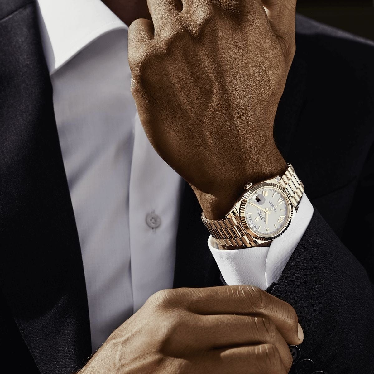 Hombre elegante con reloj clásico mostrando el diseño atemporal que convirtió a la marca en símbolo de lujo y estatus Hombre elegante con reloj clásico mostrando el diseño atemporal que convirtió a la marca en símbolo de lujo y estatus