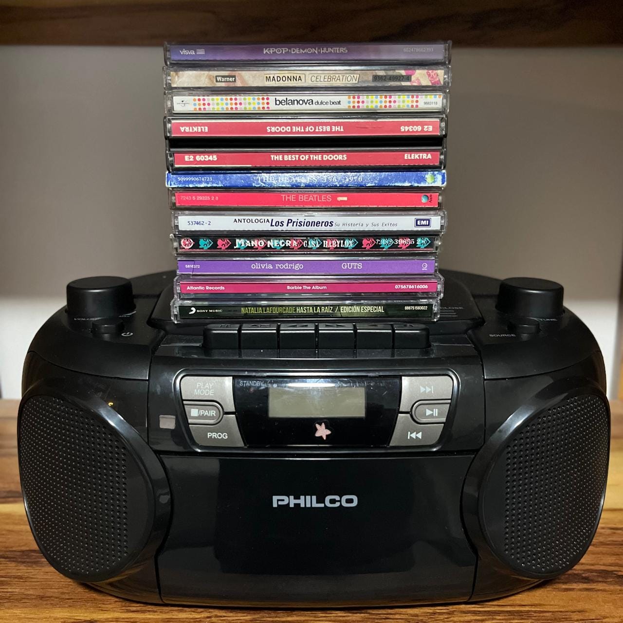 El Philco Boombox que eligieron los reyes, con reproductor de CD y casetes, radio y conexión Bluetooth. https://amzn.to/4q13xNI