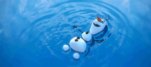 Gif da "Frozen" con il pupazzo di neve Olaf che si bea e si rilassa galleggiando su una distesa d'acqua azzurra.